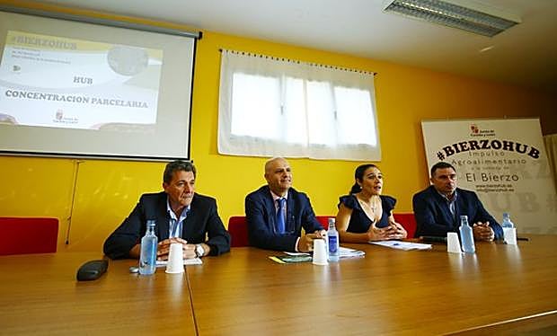 El viceconsejero de Desarrollo Rural, Jorge Llorente; la jefa del servicio territorial de Medio Ambiente de la Junta, Isabel García; el jefe del Servicio Territorial de Agricultura y Ganadería de la Junta en León, Fidentino Reyero, y el alcalde de Priaranza, José Manuel Blanco, en la inauguración de la jornada.