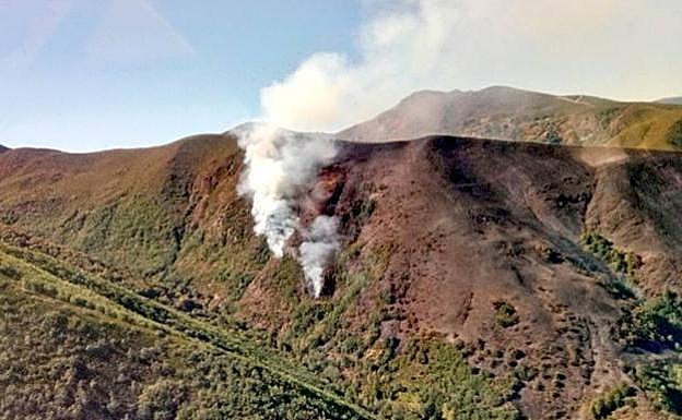 Imagen del incendio a última hora de la tarde del martes.