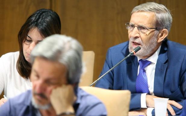 El concejal del PRB, Tarsicio Carballo, durante un pleno. 