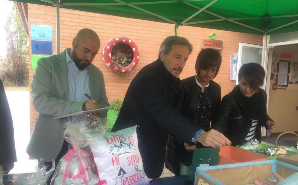 El concejal de Bienestar Social, Pedro Muño (C), durante la celebración del 'Bocadillo Solidario'.