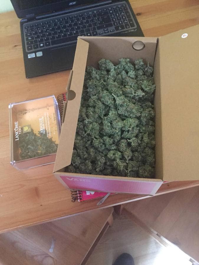 Los agentes localizaron una caja repleta de cogollos de marihuana y una báscula digital.