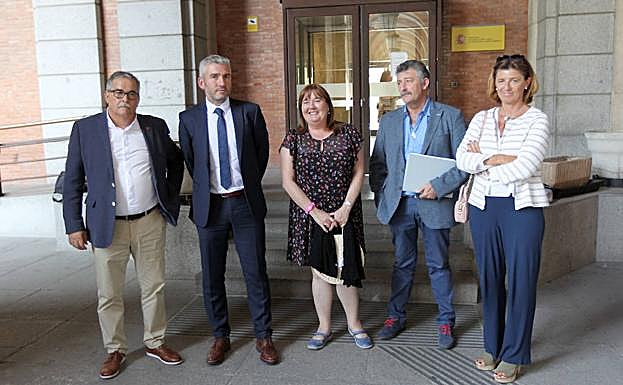 Imagen de archivo de representantes de Acom tras una reunión en el Ministerio de Transición Ecológica.