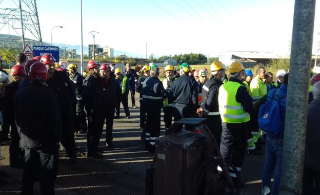 Protesta de los trabajadores de las empresas auxiliares de Endes ante la centrl de Compostilla.