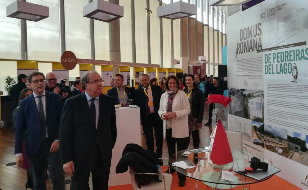 El presidente de la Junta de Castilla y León, Juan Vicente Herrera, visita el stand del Bierzo.