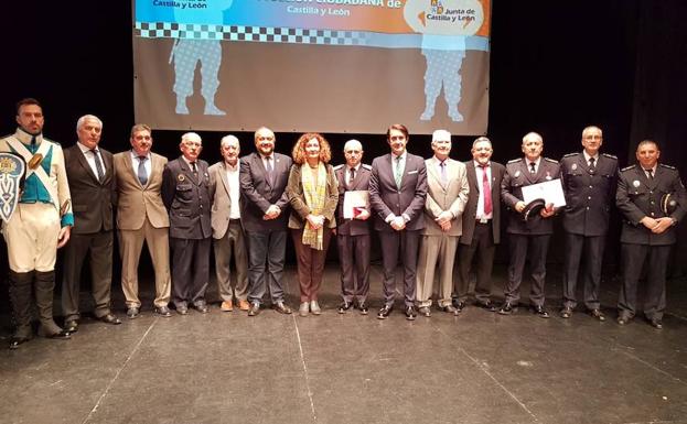 Imagen principal - La Junta reconoce la labor de la Policía Municipal de Ponferrada con una medalla de plata