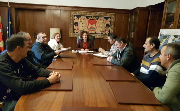 Reunión de la alcaldesa de Ponferrada, Gloria Fernández Merayo, con los trabajadores de las empresas auxiliares de Endesa en la central de Compostilla.