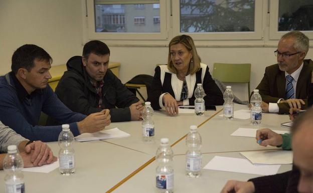 Imagen de la reunión entre la consejera, el comité de Compostilla y representantes de la plataforma de las auxiliares.