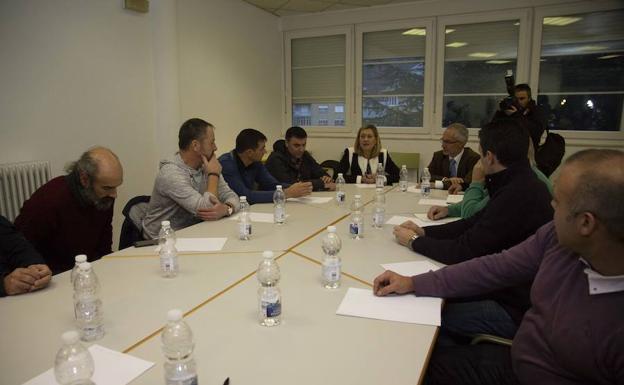 Imagen de la reunión entre la consejera, el comité de Compostilla y representantes de la plataforma de las auxiliares.