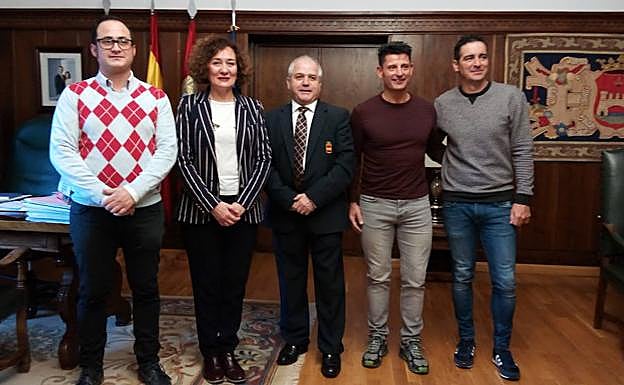 El presidente de la Federación Nacional de Kárate, Antonio Moreno (C),la alcadesa de Ponferrada, Gloria Fernández Merayo, los concejales Álvaro Rajo y Roberto Mendo, y el presidente del Club de Kárate Ponferrada, Nicolás Rodríguez, en la presentación del campeonato.