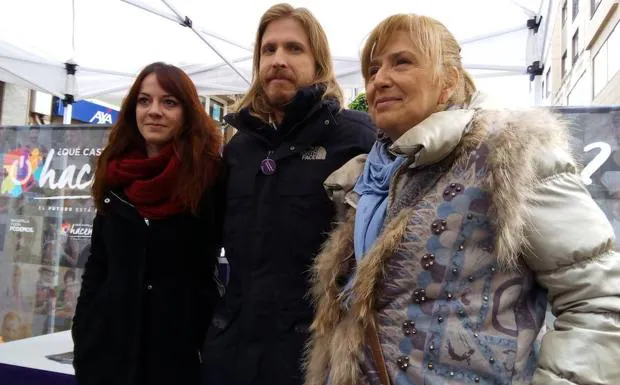 El secretario general de Podemos en Castilla y León, Pablo Fernández, junto a la procuradora berciana en las Cortes, Lorena González, y la portavoz de la agrupación de Ponferrada, María Luis Varela, en la presentación de la campaña.