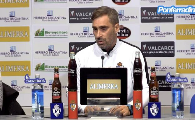 El entrenador de la Ponferradina durante la rueda de prensa.