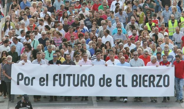 Imagen de la manifestación que sacó a la calle a un millar de personas en 2016 para reclamar un futuro para el Bierzo más allá de la minería y la energía.