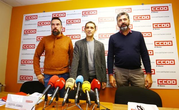 El secretario autonómico de CCOO en Castilla y León, Vicente Andrés (C), junto a sus homólogos en Asturias, José Manuel Zapico (I), y Galicia, Ramón Sarmiento (D), durante la presentación de la declaración común de las tres federaciones del sindicato sobre el Corredor Atlántico.