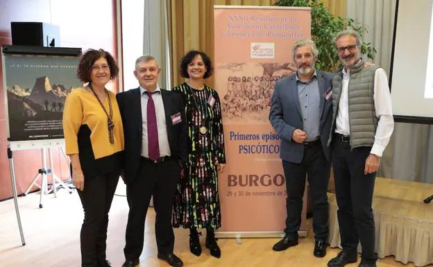 La doctora Zapico (3I) durante la reunión del colectivo en Burgos.