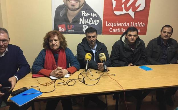 La plataforma de auxiliares se reunió con representantes provinciales de IU.