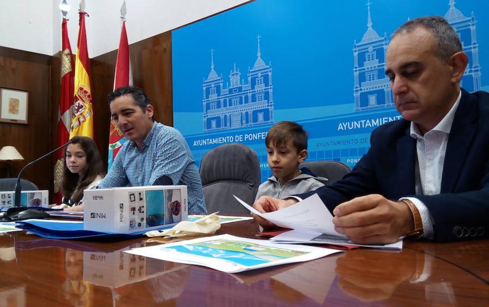 El presidente de la mancomunidad, Roberto Mendo, y el jefe de servicio de Aqualia, Juan Jesús Rodríguez, junto a los escolares premiados.