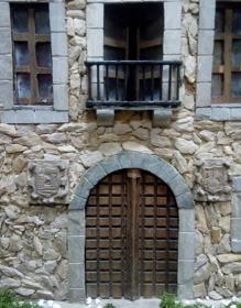 Imagen secundaria 2 - El Instituto Virgen de la Encina expone un belén que recrea el casco antiguo de Ponferrada