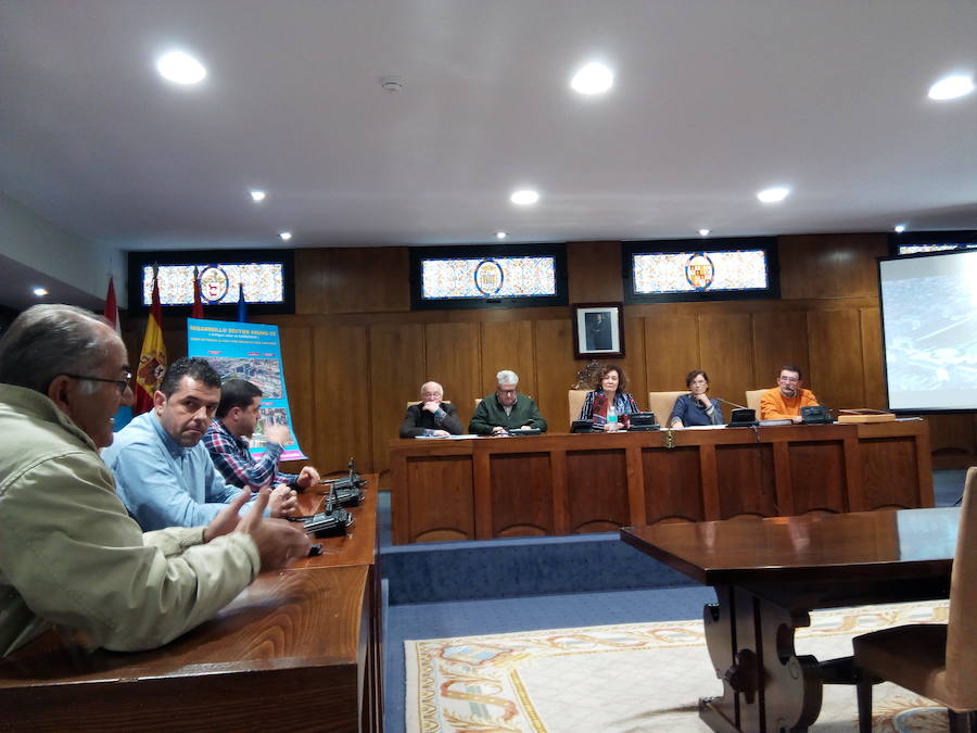 Fotos: Ponferrada presenta a la Fele y las asociaciones de vecinos el proyecto urbanístico para el solar del antiguo Carrefour