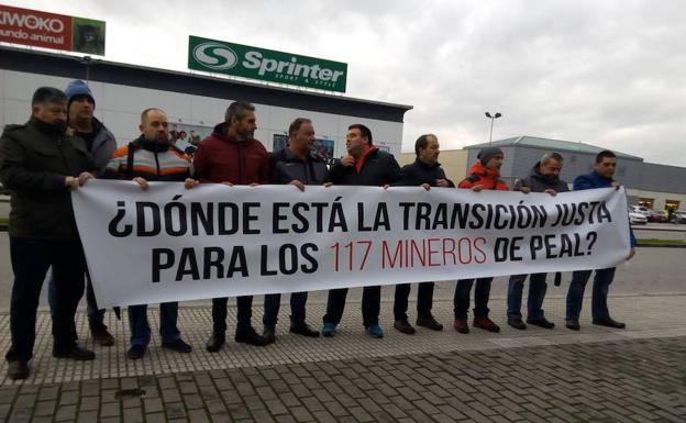 Los trabajadores de Peal se concentraron este martes en Ponferrada.