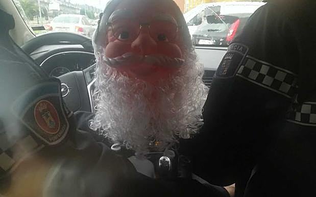 Cabeza del Papá Noel del Belén de la avenida de España recuperada por la Policía Local.