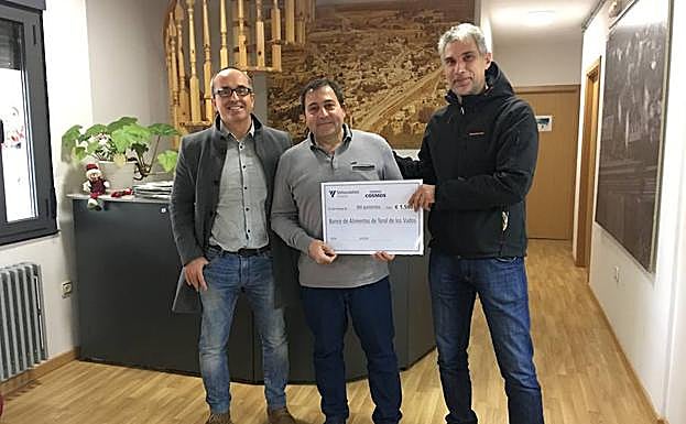 Santoalla y González entregan el donativo al alcalde de Toral de los Vados.