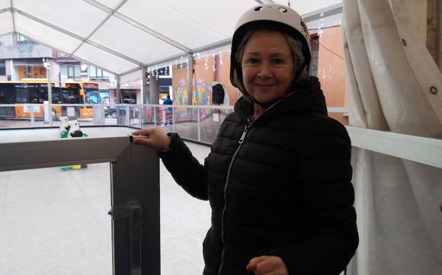 La concejala de Fiestas, en la pista de hielo sintético instalada en la calle La Paz de Ponferrada.