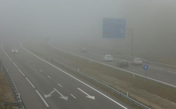 Imagen de archivo de la A6 a su paso por Ponferrada, afectada por la niebla.