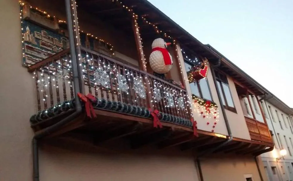 El balcón ganador está situado en la calle Pregoneros de Ponferrada. 