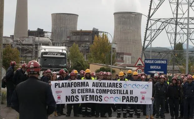 Protesta de los trabajadores de las auxiliares de Endesa en la central de Compostilla II.