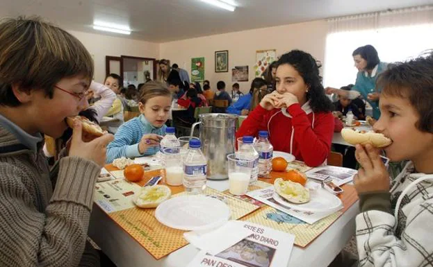 Niños en un comedor escolar.