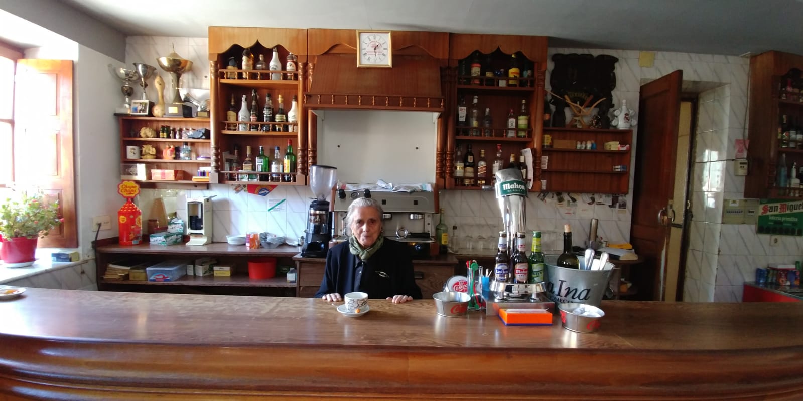 Ascensión Ramón, en su bar de Bárcena de la Abadía