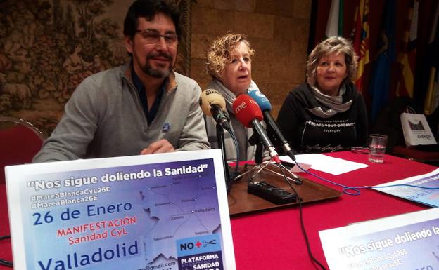 Los representantes de la plataforma sanitaria, durante su comparecencia.