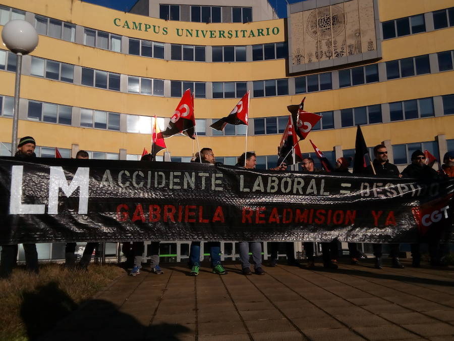 Fotos: Concentración de CGT en apoyo de una trabajadora despedida de LM