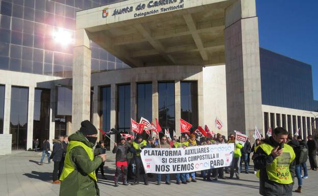 La Plataforma de Auxiliares de Endesa se manifiesta en la delegación de la Junta. 