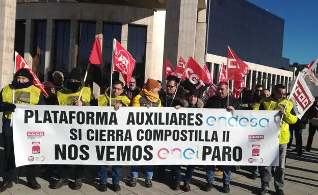 Trabajadores de las auxiliares de Endesa en Compostilla, en la concentración de este jueves ante la sede de la Junta en León. 