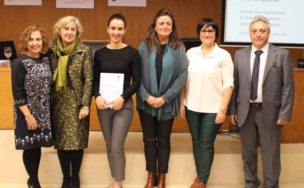 Enedina Quiroga con los directores de la tesis y los miembros del tribunal.