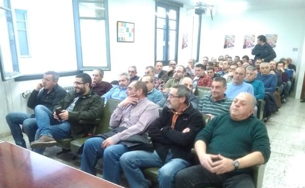 Asamblea de trabajadores de las empresas auxiliares de Endesa en Compostilla II, este viernes en la sede comarcal de Comisiones Obreras