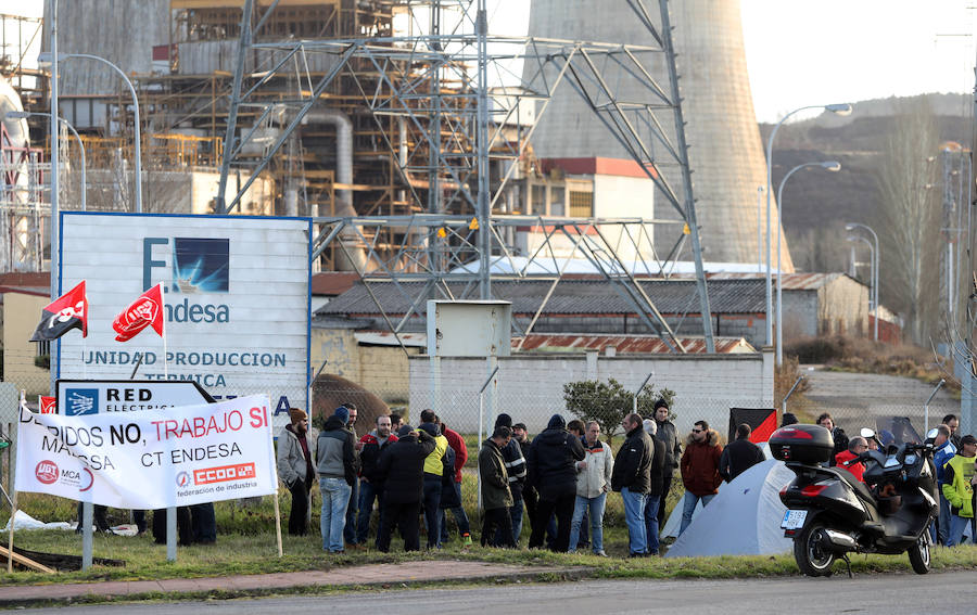 Los trabajadores de las auxiliares de Endesa instalan su campamento permanente este lunes. 