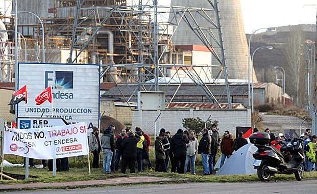 Acampada de los trabajadores de las empresas auxiliares de la central de Compostilla en Cubillos del Sil. 