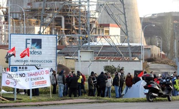 Campamento de los trabajadores de las auxiliares de Endesa ante la central de Compostilla II en Cubillos del Sil. 