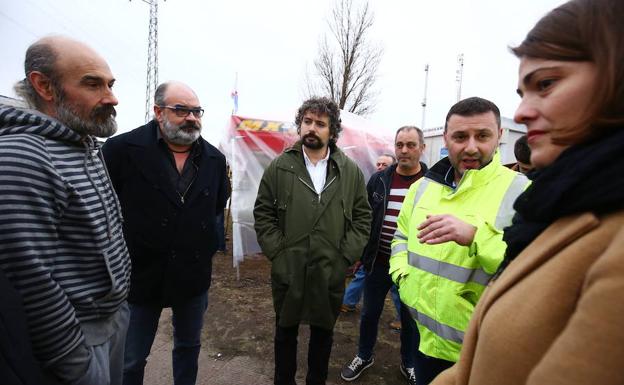 El coordinador de Izquierda Unida Castilla y León, José Sarrión (C), durante la visita a los trabajadores de las empresas auxiliares de la central de Compostilla en Cubillos del Sil