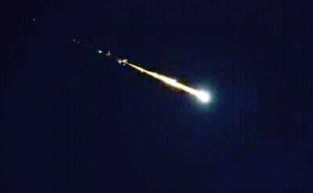 Un meteorito sobrevuela León y cae en el Cantábrico
