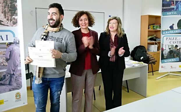 La alcaldesa de Ponferrada, Gloria Fernández Merayo, y la edil de Educación, María Antonia Gancedo, entregaron los diplomas a los alumnos participantes en los cursos de formación y empleo.