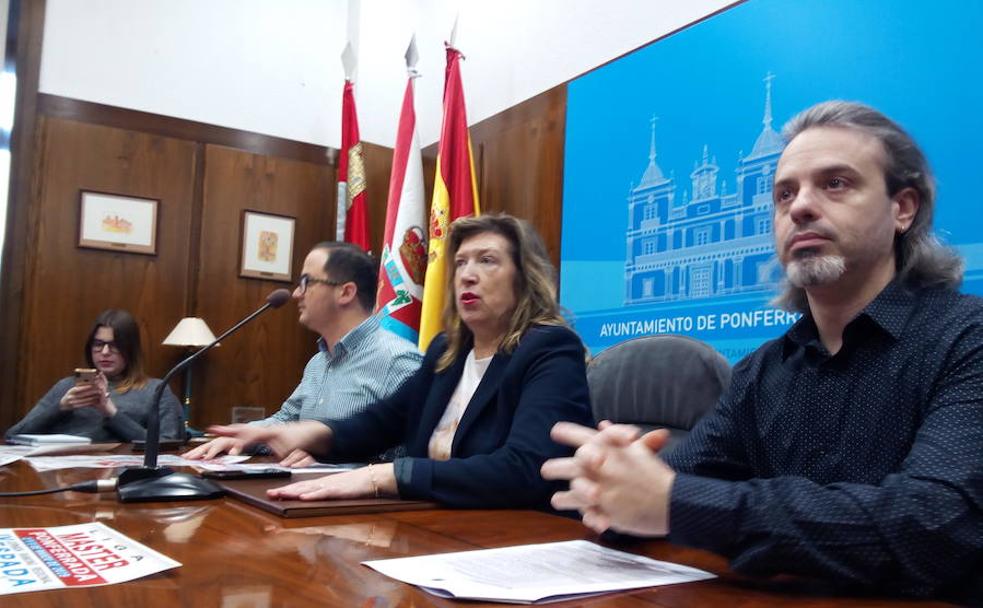 Los concejales de Deportes y Cultura, Álvaro Rajo y María Antonia Gancedo, junto al delegado de esgrima histórica de la Federación de Esgrima de Castilla y León y presidente del Club Caballeros de Ulver, Gonzalo González, en la presentación.