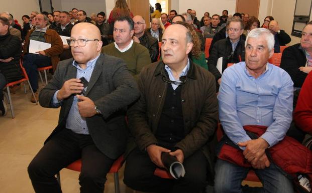 El presidente de la Confederación Hidrográfica Miño-Sil, José Antonio Quiroga Díaz (C), durante la clausura la Jornada Técnica de presentación de los documentos iniciales para la elaboración del Plan Hidrológico 2021-2027 a los alcaldes del Bierzo que se celebra en Arganza. 