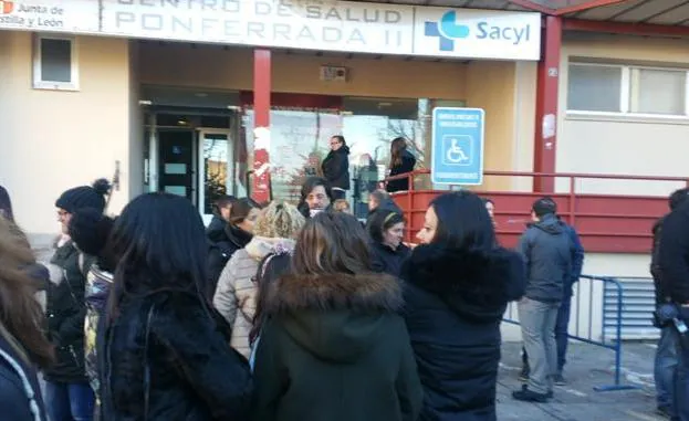 Protesta contra el cierre de las urgencias pediátricas a las puertas del centro de salud de Pico Tuerto.