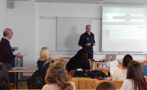 El periodista y escritor berciano, Valentín Carrera, durante un seminario.