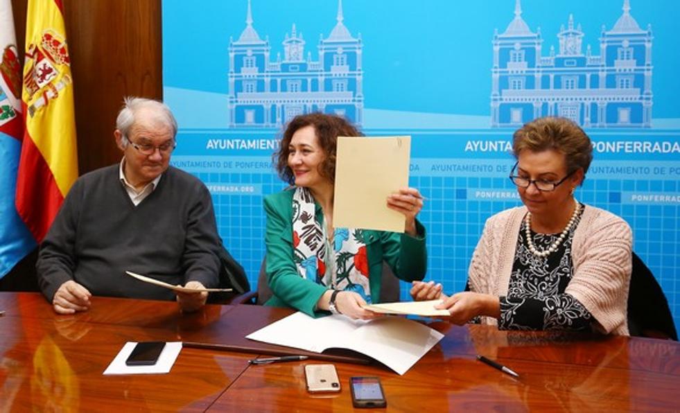 La alcaldesa de Ponferrada, Gloria Fernández Merayo (C), junto a la vicerrectora de la Universidad Miguel Hernández de Elche, Mª Teresa Pérez (D), y el representante del albergue de peregrinos San Nicolás de Flüe, Antolín de Cela, durante la firma del convenio.