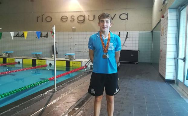 Alejandro Álvarez posa con las medallas