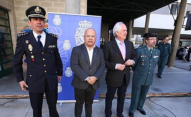 El subdelegado del Gobierno, Faustino Sánchez (2I), junto al delegado territorial, Guillermo García (2D), durante la jornada del Plan Director para la Convivencia y Mejora de la Seguridad en los Centros Educativos y sus Entornos en Ponferrada, que incluye exhibiciones de unidades y material de los Cuerpos y Fuerzas de Seguridad del Estado en el IES Gil y Carrasco de Ponferrada.